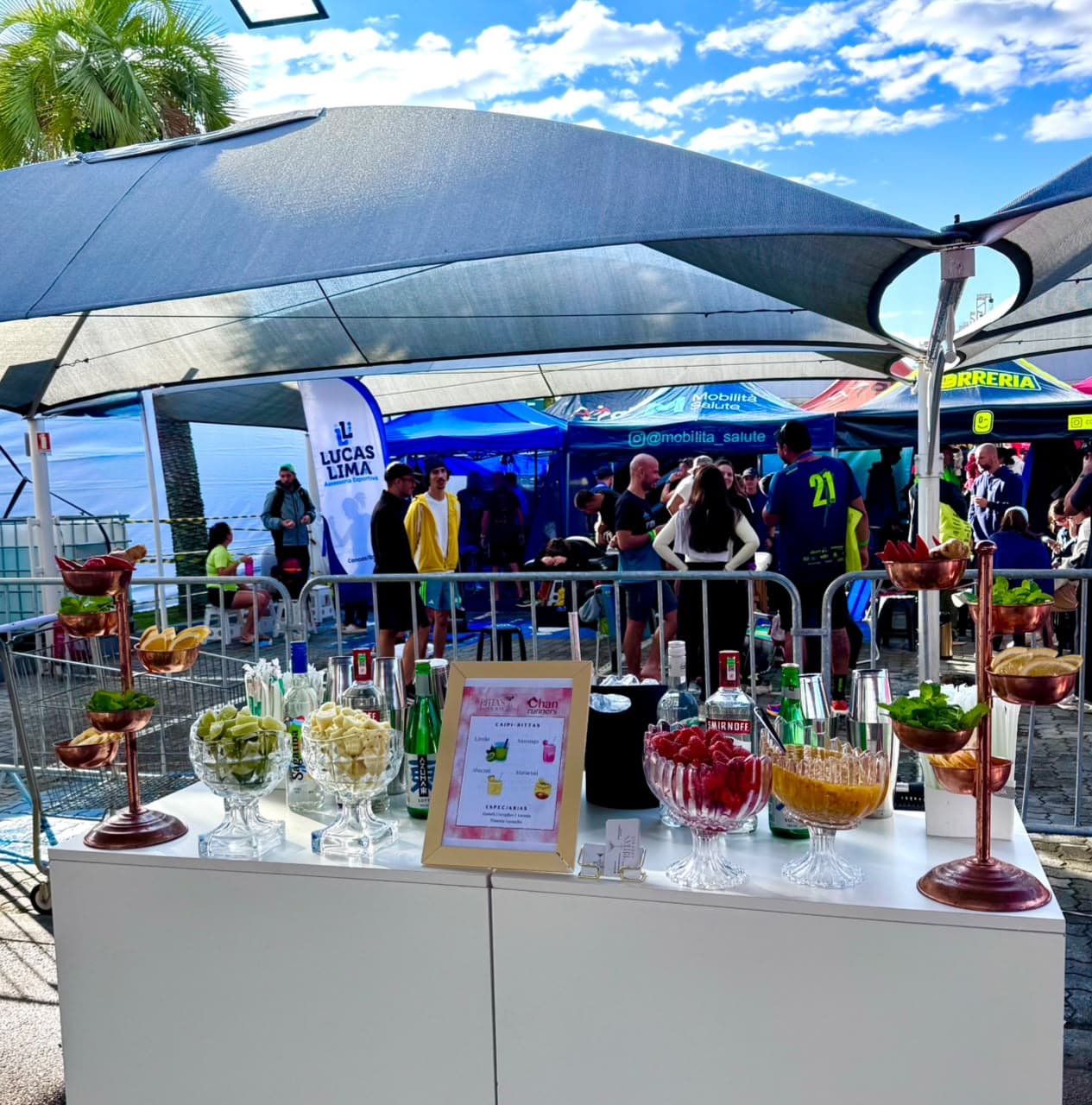 Frutas e especiarias dispostas na Ilha de Caipi-Ritta's em um evento