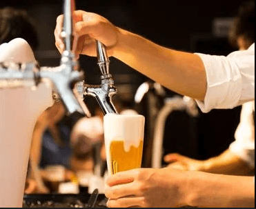 Chopp sendo servido de uma torneira
